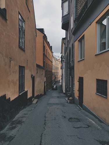 road view photography of narrow road between buildngs street