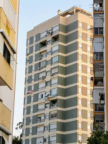 building white and gray concrete building at daytime high rise