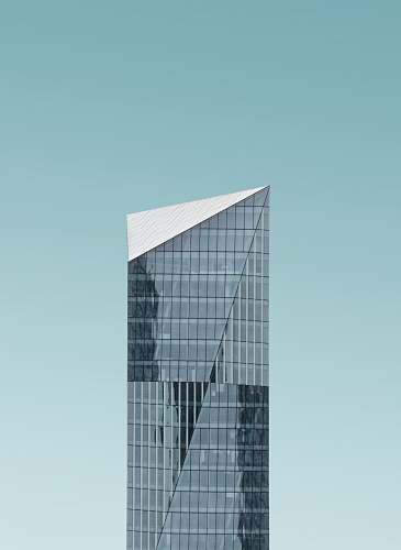 building high rise glass building in closeup-photo urban