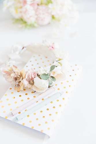 paper white and pink floral ceramic plate with white and pink floral table cloth gift