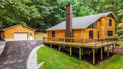 building brown wooden cabin house during daytime house