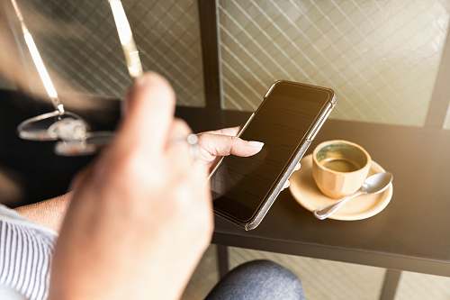 phone space gray iPhone 6 holding