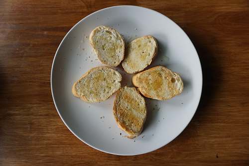 food five sliced breads on round plate dish