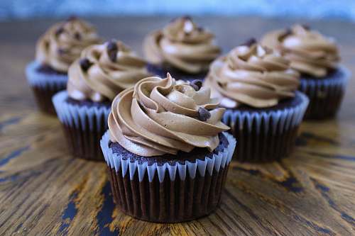 cream six chocolate cupcakes creme