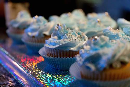 cake cupcakes on table creme