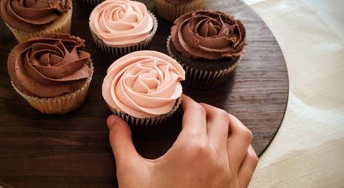 dessert cupcakes on wooden surface creme