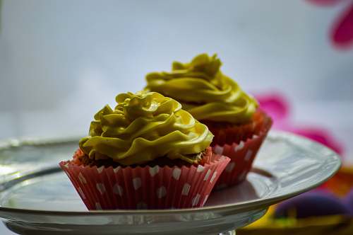cake two yellow cupcakes creme