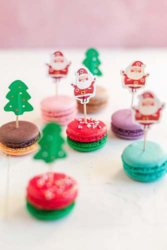 creme assorted-color macaroons cupcake