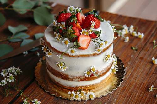 dessert baked strawberry cake cake