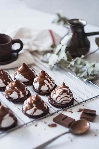 cream biscuit with chocolate ice cream