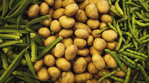 potato brown potatoes surrounded by green beans vegetable