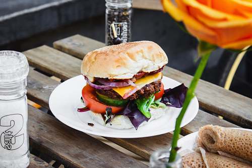 burger burger with tomato on plate quick