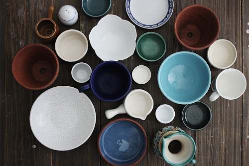 dish flatlay photo of ceramic mugs and bowls meal