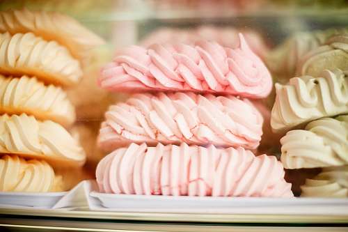 icing pink miringues dessert