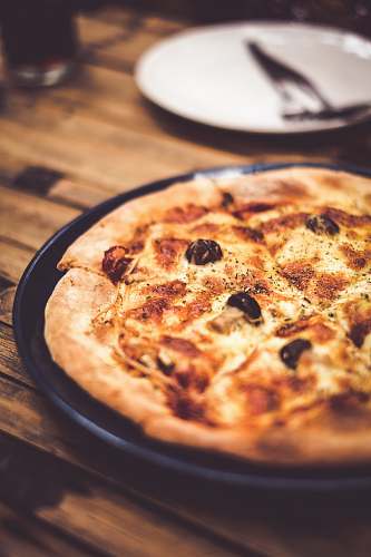 pizza pizza on plate bread