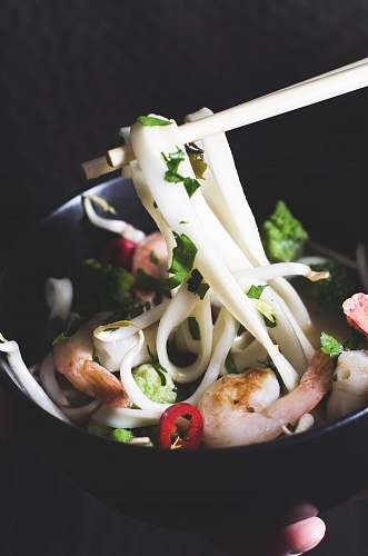 noodle seafood's on round black bowl noodles