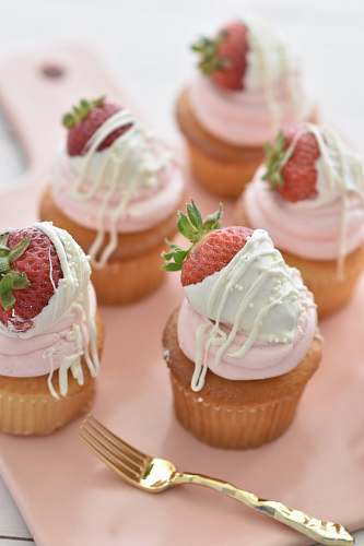 cream selective focus photography of cupcakes with icings dessert