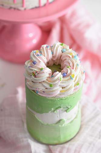 creme shallow focus photo of green cupcake cream