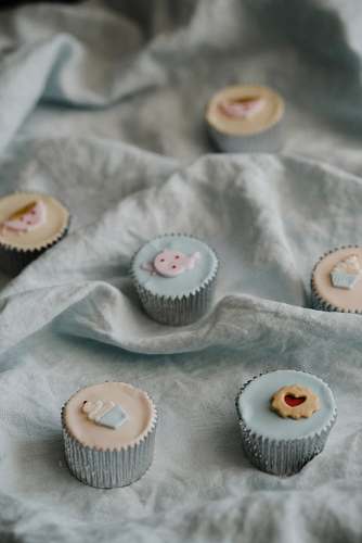 creme six cupcakes dessert