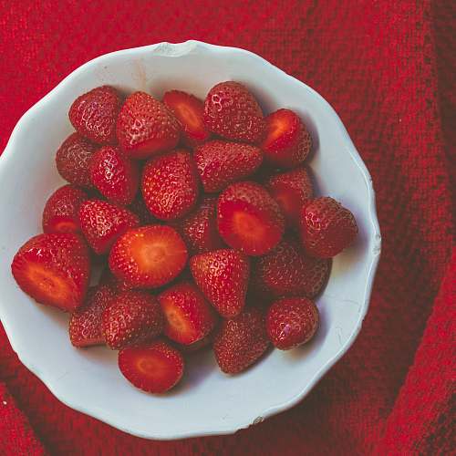 plant strawberries on plate strawberry