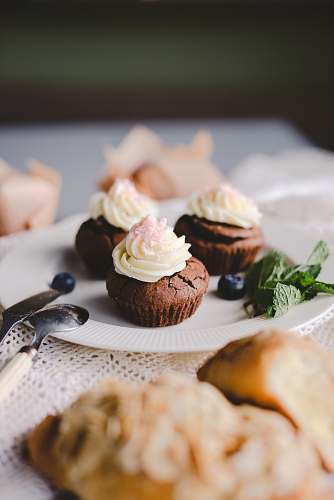 dessert three chocolate cupcakes cream