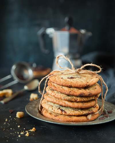 burger tied cookies with raisins bread