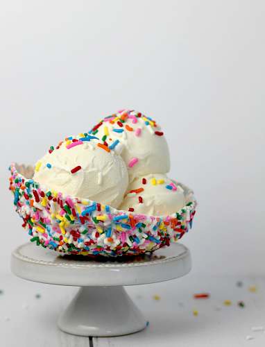 dessert vanilla ice cream with sprinkles creme