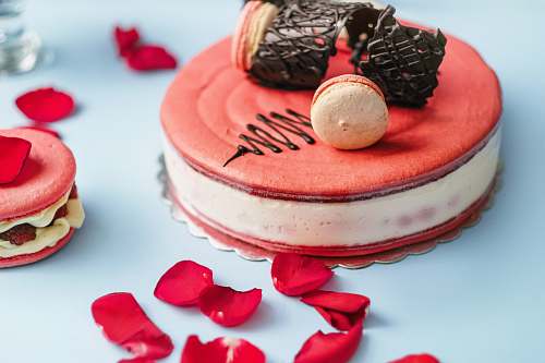 food round red and white cake with cookies toppings cake